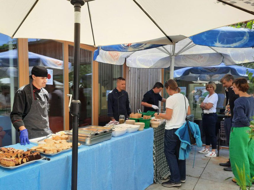 Besucher:innen des ITA Tag der offenen Tür stehen beim Buffet der vegetarischen Küche.