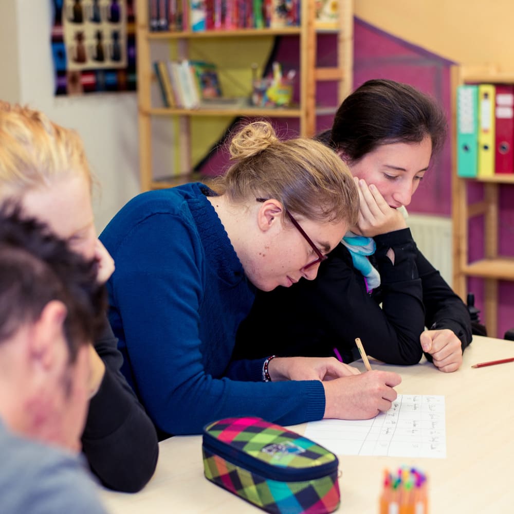 Mehrere Jugendliche lernen im Unterricht an der FIt-Schule der ITA.